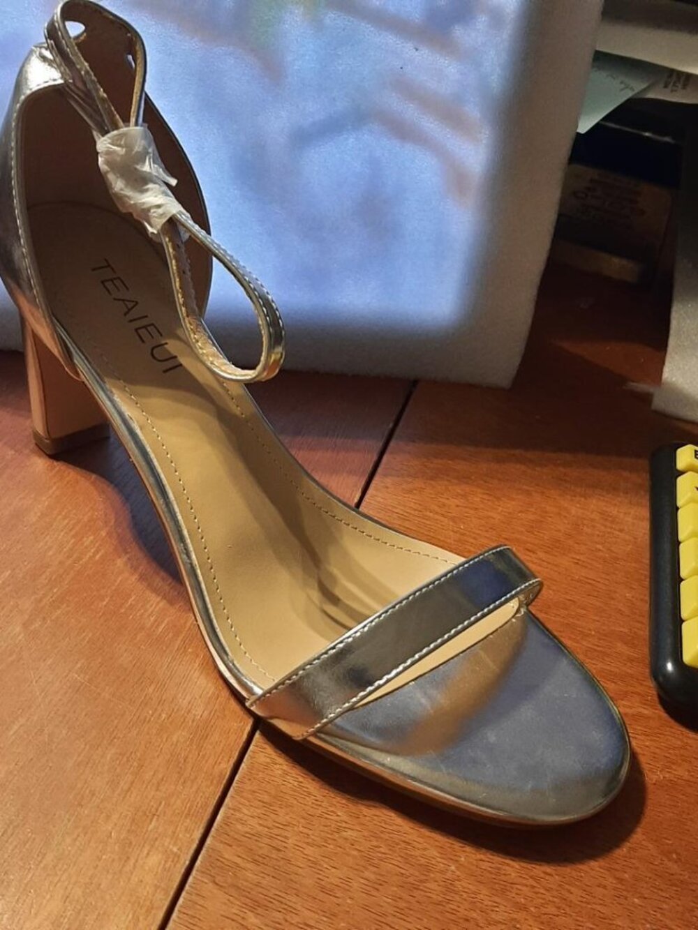 TEAIEUI WMN Round Toe Sandals Chunky High Heel W Ankle Strap Silver Size 9